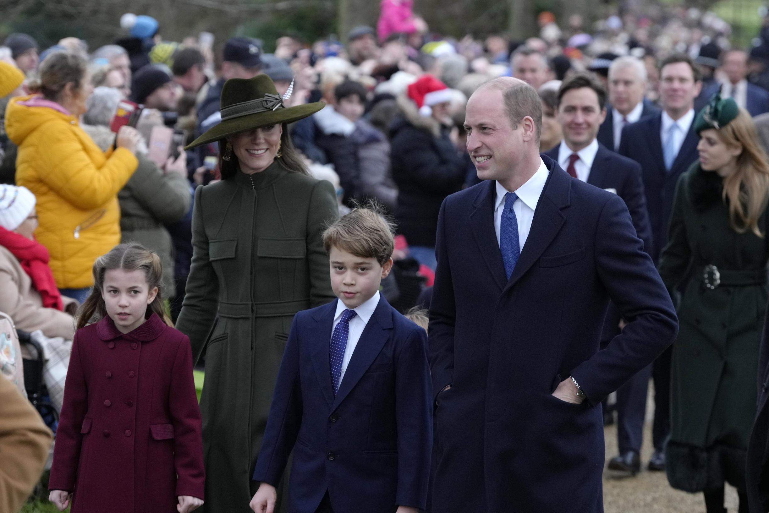 Primo Natale senza la Regina, ma la famiglia reale britannica è straordinariamente unita anche con il principe Andrea a pranzo: ‘Non è un caso’