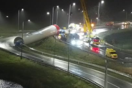 Гигантский кусок ветряной мельницы упал с шоссе в Нидерландах