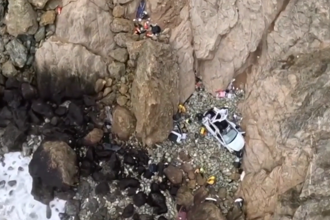 Tesla launches off a 75-meter cliff, and passengers survive the crash as if by a miracle