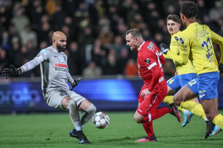 Nacer Chadli guides Westerlo past Cercle Brugge with an early penalty goal