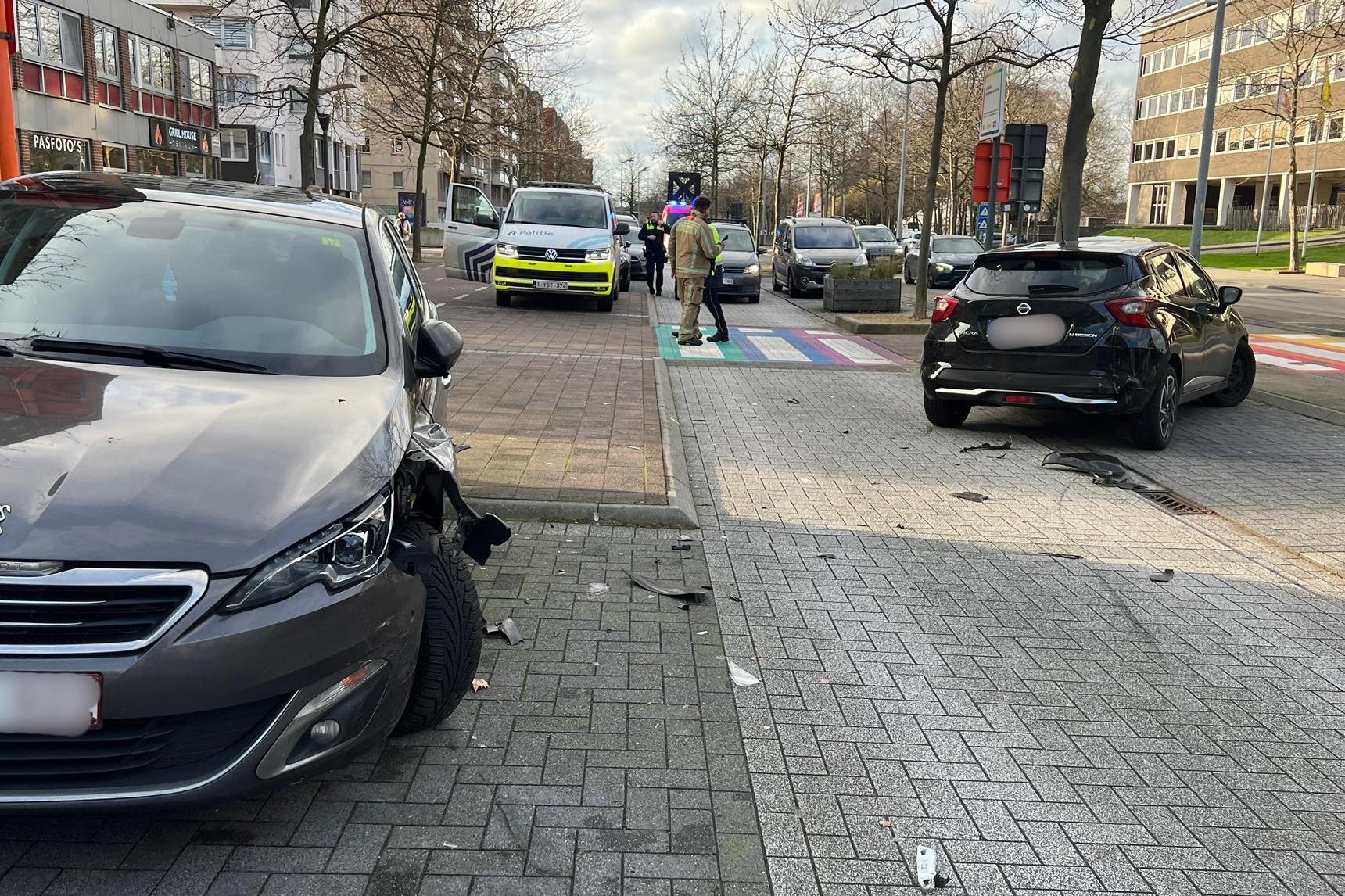 Bestuurder gaat spookrijden en botst tegen twee geparkeerde auto’s in centrum van Genk