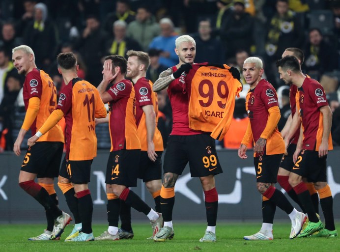 Dries Mertens zegeviert tegen Michy Batshuayi: Galatasaray is te sterk voor Fenerbahce in Turkse topper