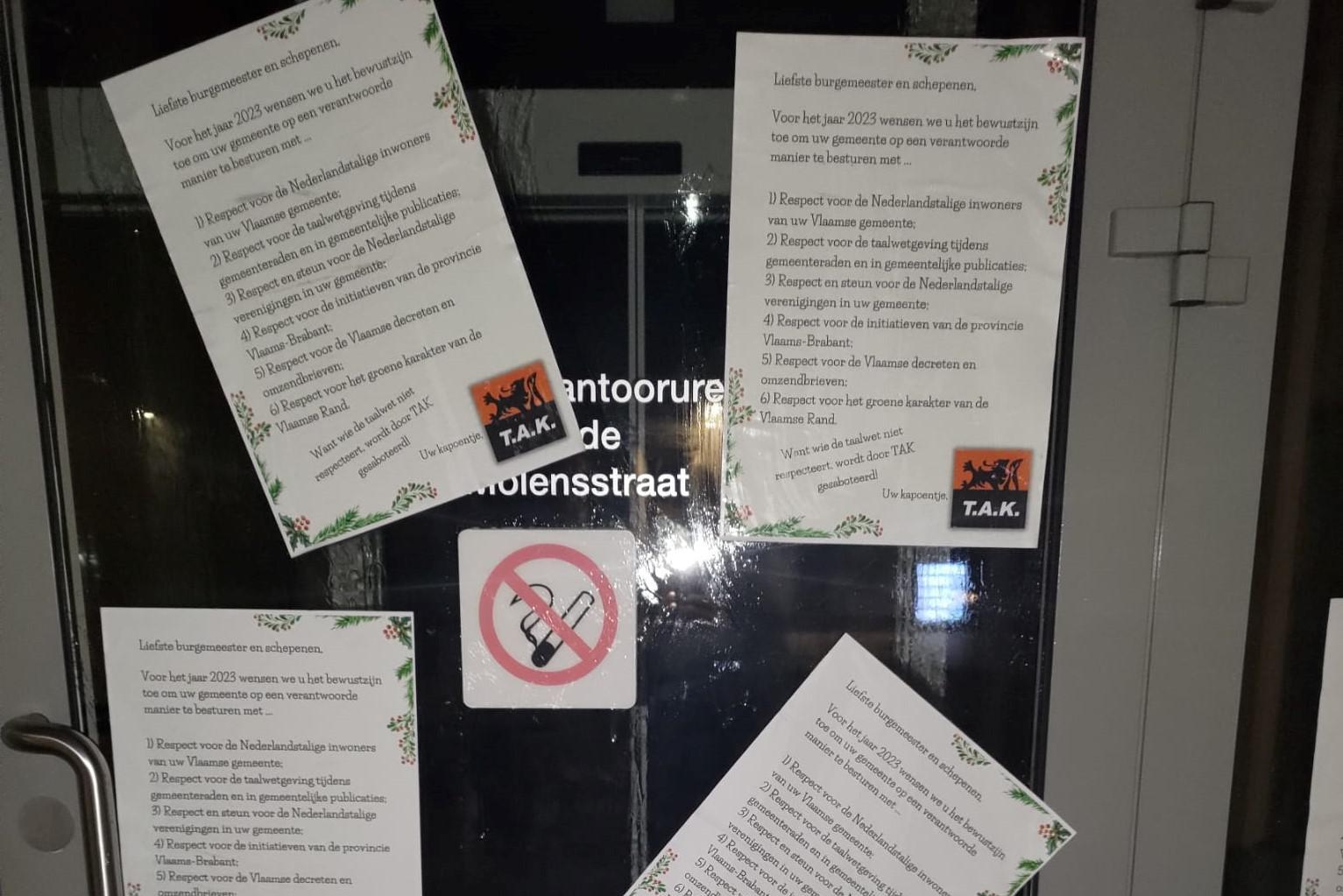 Militanten van actiecomité hangen nieuwjaarsbrieven aan deuren gemeentehuizen: “Respecteer de taalwetgeving”