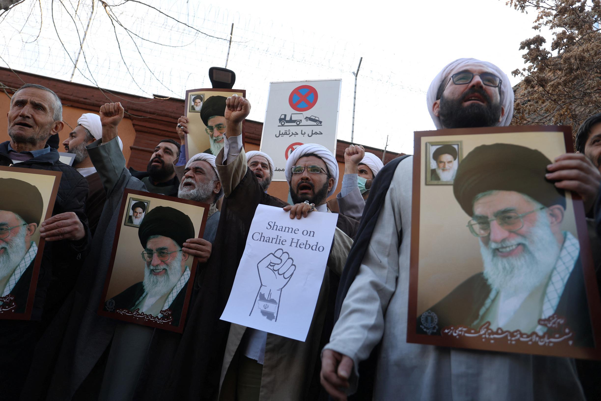 Hezbollah hekelt Charlie Hebdo voor spotprenten van ayatollah Khamenei Het Nieuwsblad Mobile afbeelding
