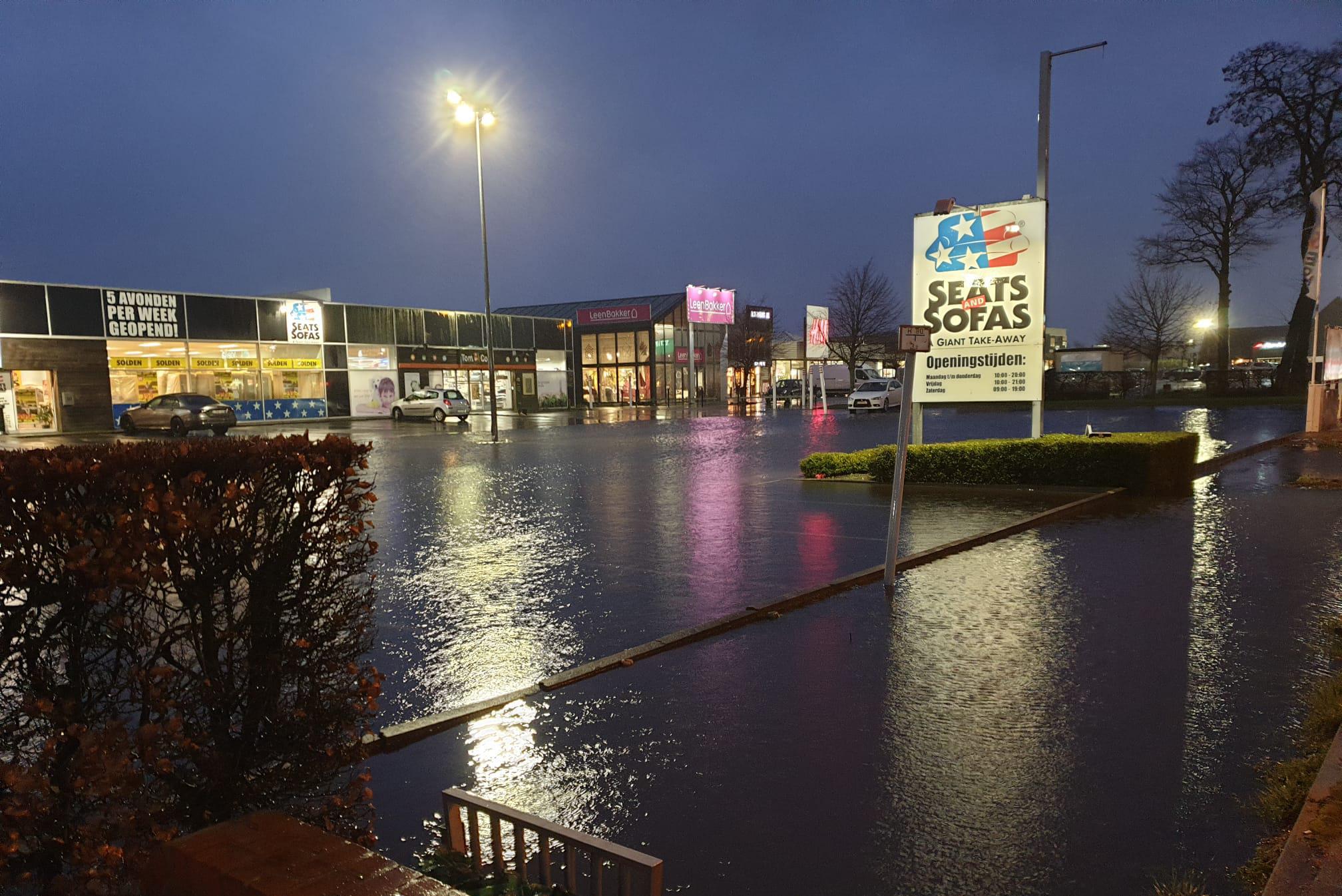 Konijn regering stuiten op Hevige regenval zet bedrijvenparking Seats & Sofas opnieuw blank (Lochristi)  | Het Nieuwsblad Mobile