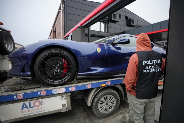 Власти конфисковали несколько роскошных автомобилей у влиятельного лица Эндрю Тейта.