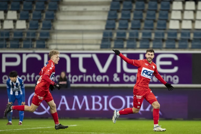 AA Gent records a satisfying victory against KV Kortrijk thanks to two goals from Hugo Cuypers and is within one point of Club Brugge
