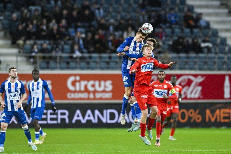 AA Gent records a satisfying victory against KV Kortrijk thanks to two goals from Hugo Cuypers and is within one point of Club Brugge