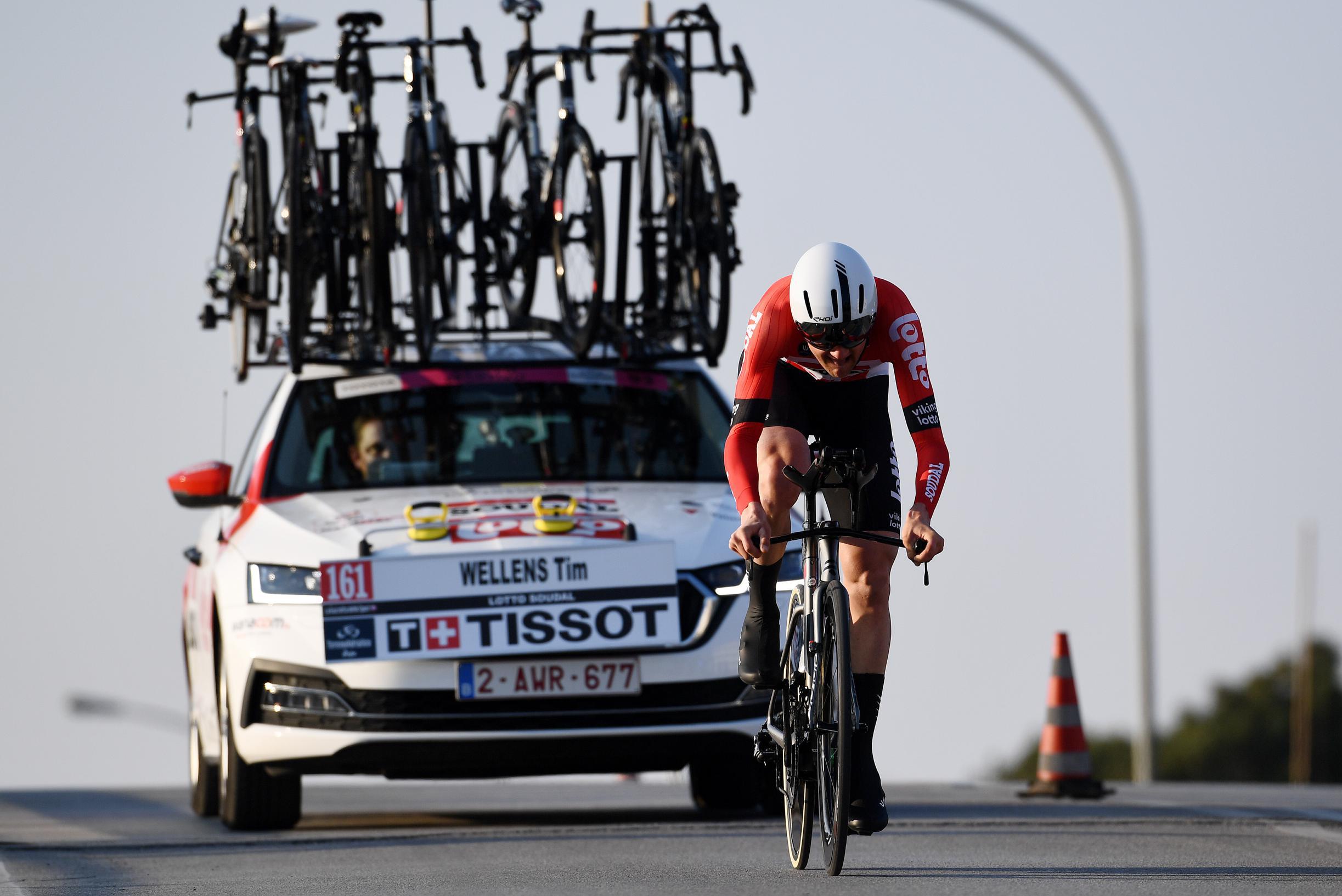 met fietsen op het dak: UCI wil 25 meter tussen en volgwagen | Het Nieuwsblad Mobile