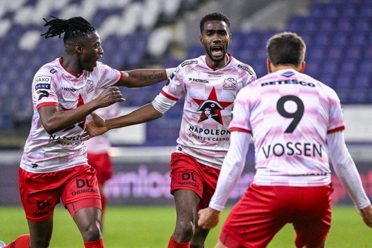 Plots is ook de defensie een zorgenkind: Anderlecht klungelt erop los en verliest ook tegen Zulte Waregem