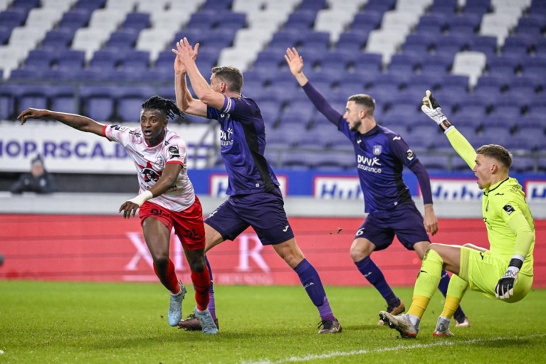 Plots is ook de defensie een zorgenkind: Anderlecht klungelt erop los en verliest ook tegen Zulte Waregem
