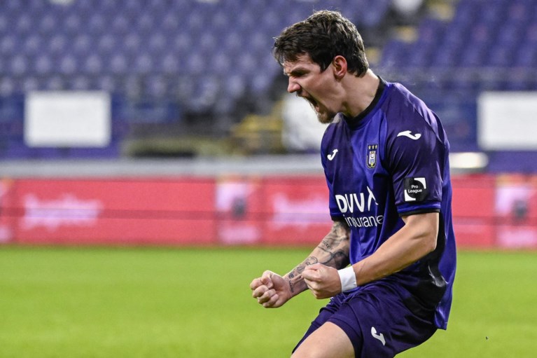 Plots is ook de defensie een zorgenkind: Anderlecht klungelt erop los en verliest ook tegen Zulte Waregem