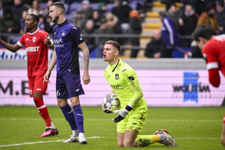 Anderlecht en Antwerp scoren niet in partij met twee oerdomme rode kaarten