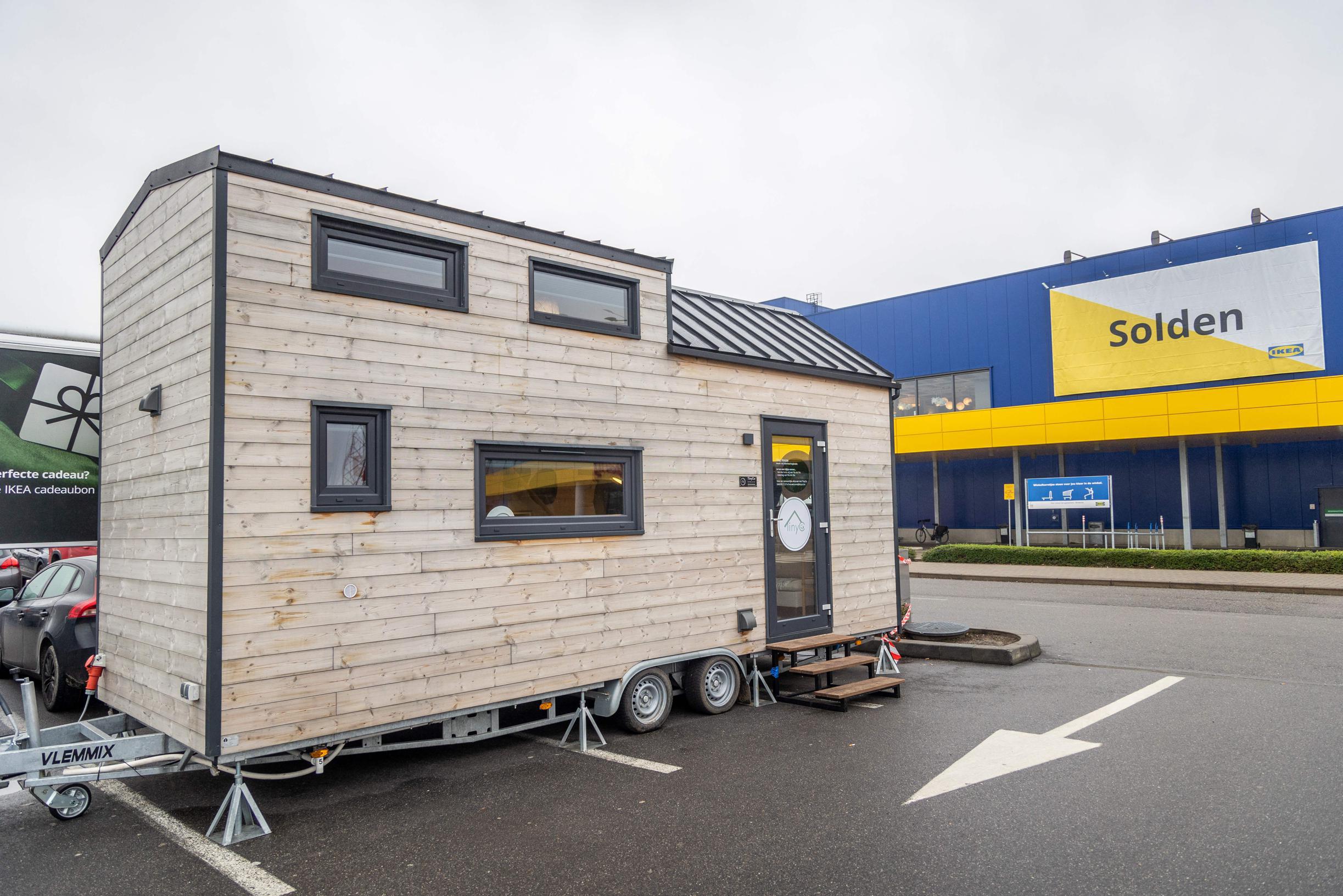 Grijp gewoon dialect Tiny house Warmste Week te koop op parking Ikea Hasselt (Hasselt) | Het  Nieuwsblad Mobile