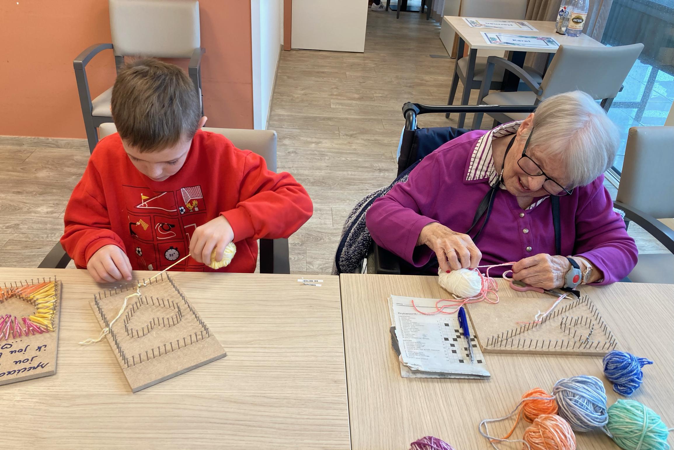 Leerlingen De Zonnebergen bezoek aan en knutselen samen met bewoners | Het Nieuwsblad Mobile