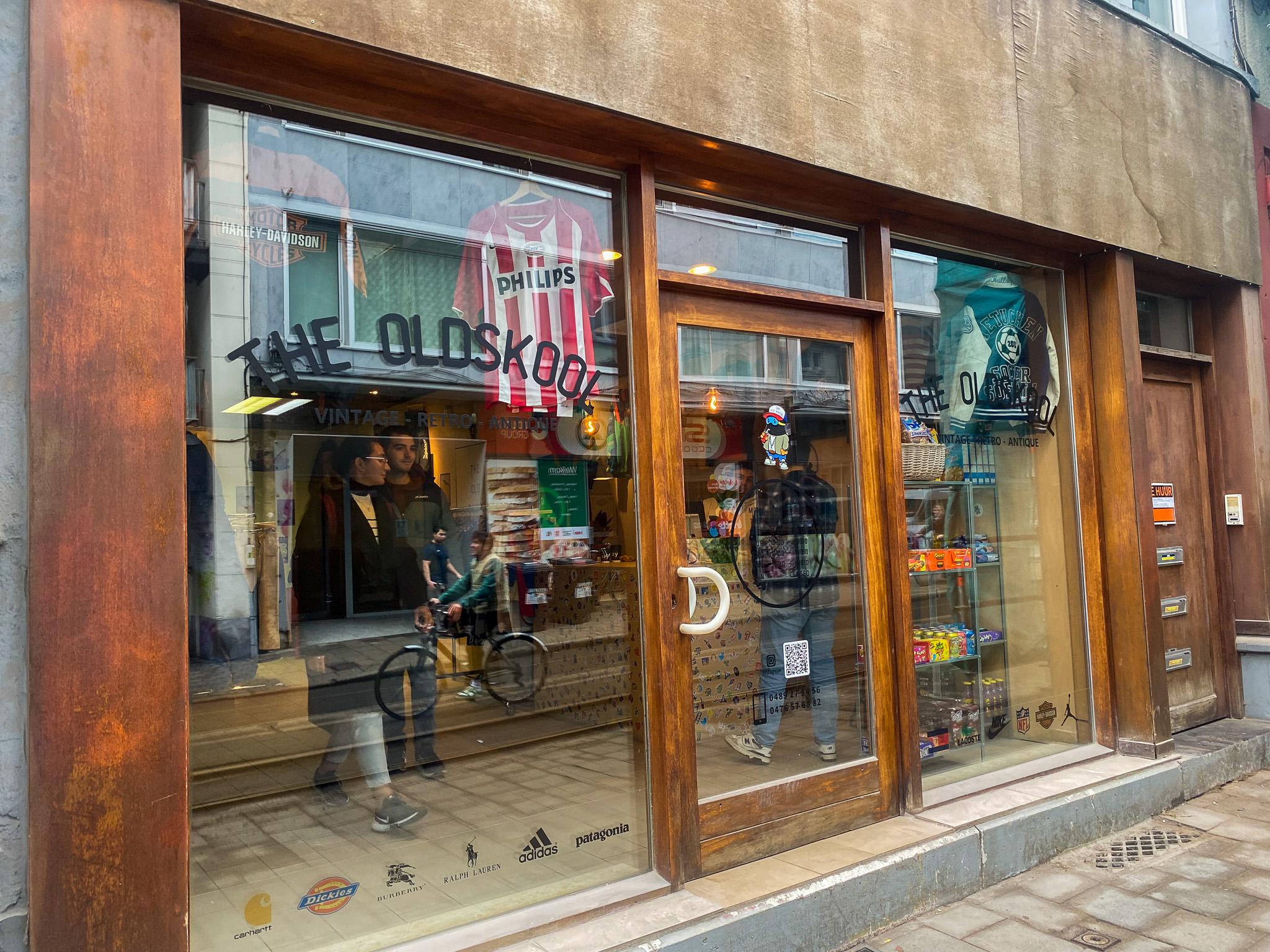 brug Nieuwsgierigheid reactie Nieuwe vintagewinkel van Fahed en Mohamed is gespecialiseerd in hiphop en  streetwear: “Hebben unieke stukken uit Amerika” (Gent) | Het Nieuwsblad  Mobile