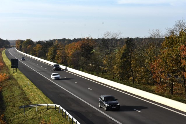 Det tidligere Postel tollkomplekset fungerer som en avledning for Arendonk (Mol) broarbeid