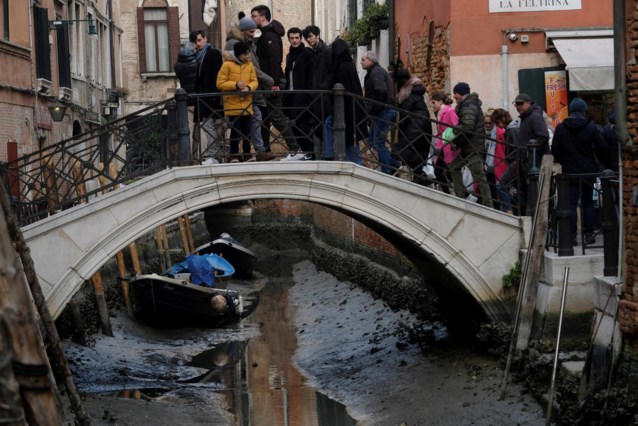 If you want to take a romantic gondola ride in Venice, it’s worth it: the boats get stuck in the mud