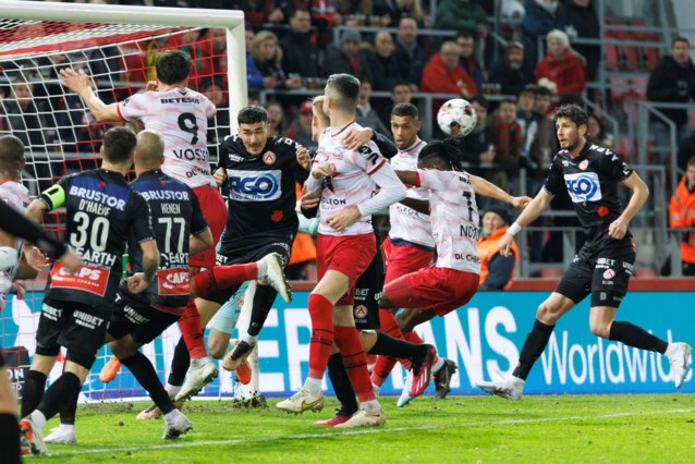 Festa del gol a Gaverbeek: Zulte Waregem e KV Kortrijk si dividono i punti dopo uno splendido duello in cantina