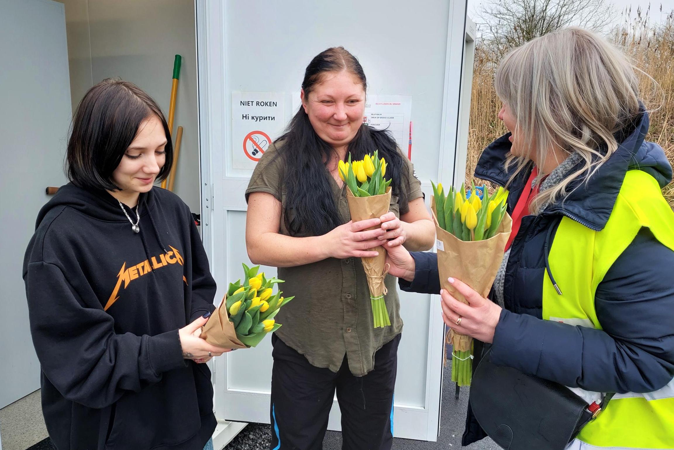 Oekraïense vrouwen en meisjes krijgen bloemen op Internationale Vrouwendag “Fijn dat er aan ons gedacht wordt” (Mechelen) Het Nieuwsblad Mobile foto