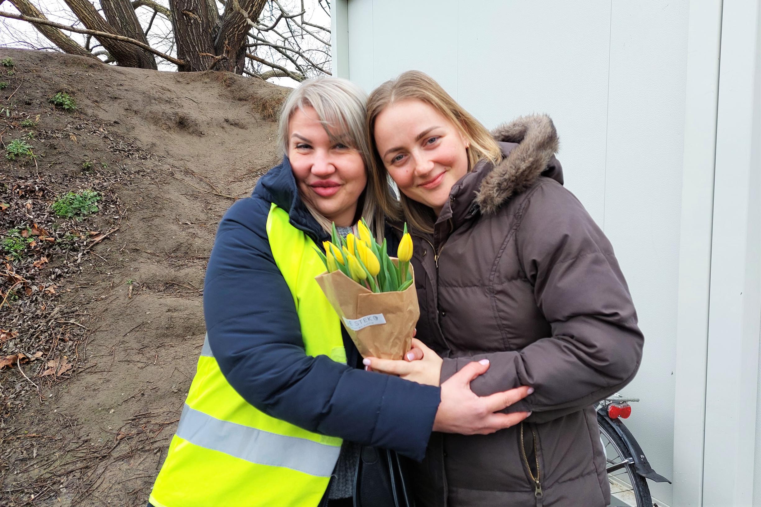 Oekraïense vrouwen en meisjes krijgen bloemen op Internationale Vrouwendag “Fijn dat er aan ons gedacht wordt” (Mechelen) Het Nieuwsblad Mobile