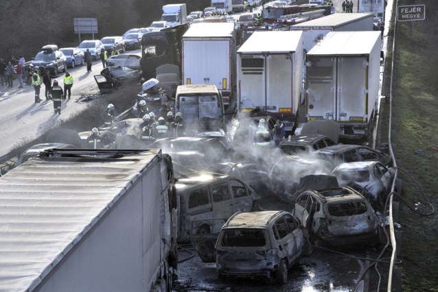 В Венгрии после пылевого разрыва столкнулись десятки автомобилей, по меньшей мере один человек погиб