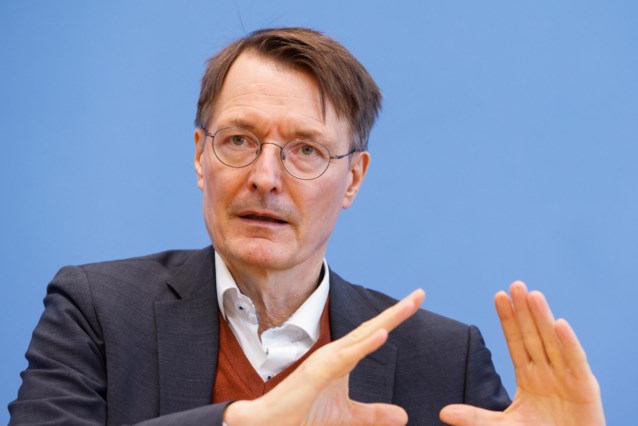 Il ministro della Salute tedesco vuole indagare sui danni della vaccinazione