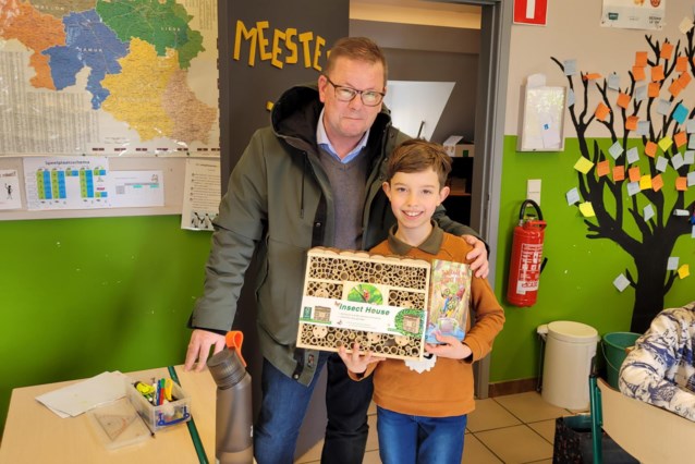 Mayor Sven Dekkers surprises with goodwill Willem (9) in 4th grade: “I was very impressed by your message about waste control” (Brecht)