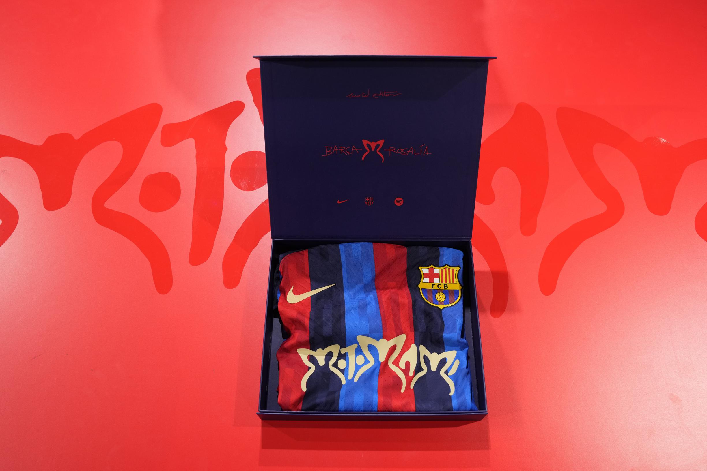 Wetenschap Populair Verzorgen Een fameus prijskaartje: FC Barcelona lanceert uniek nieuw shirt voor El  Clasico, maar goedkoop is het niet | Het Nieuwsblad Mobile