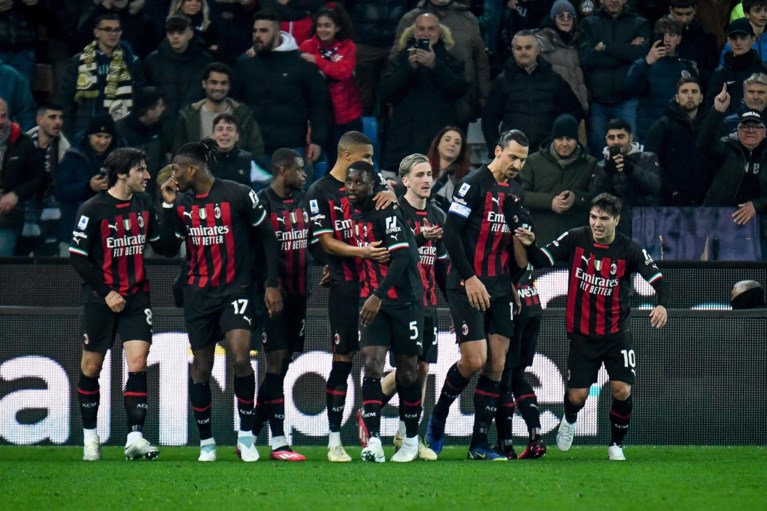 Daar is hij! 41-jarige Zlatan Ibrahimovic scoort eerste doelpunt in 14 maanden en pakt record (en daar kwam veel Italiaans drama bij kijken)