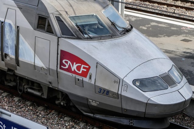 Una studentessa francese (21) è rimasta ferita a morte sul treno: la vittima non ha visto né sentito il treno attraverso le cuffie e la sciarpa