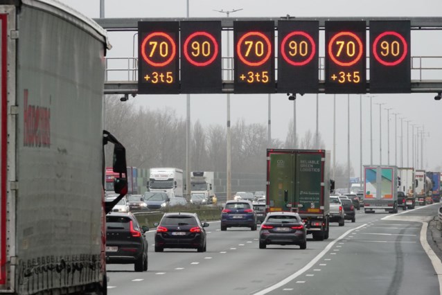 Signs over the Flemish motorways are out of service: fixed speed limits apply everywhere, rush hour lanes are open
