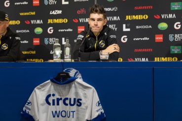 Wout Van Aert hield zijn persconferentie in de Ghelamco Arena en kreeg een gepersonaliseerd truitje van AA Gent als cadeau.