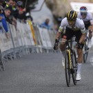 In de laatste 50 meter ging Roglic nog over de leeggereden Evenepoel, die zes seconden verliest.