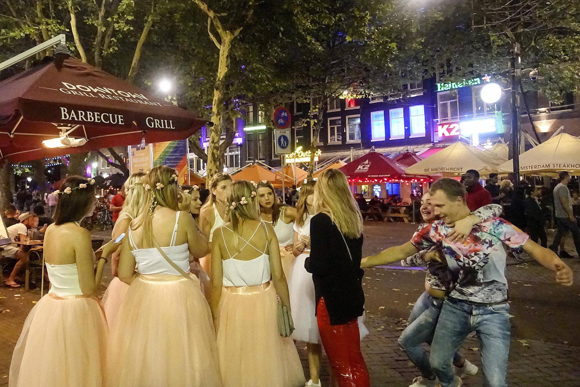 Ze schreeuwen, ze zingen, ze vallen om, doen hun kleren uit en geven over” waarom veel feestbestemmingen af willen van jonge Britse toeristen Het Nieuwsblad Mobile foto foto