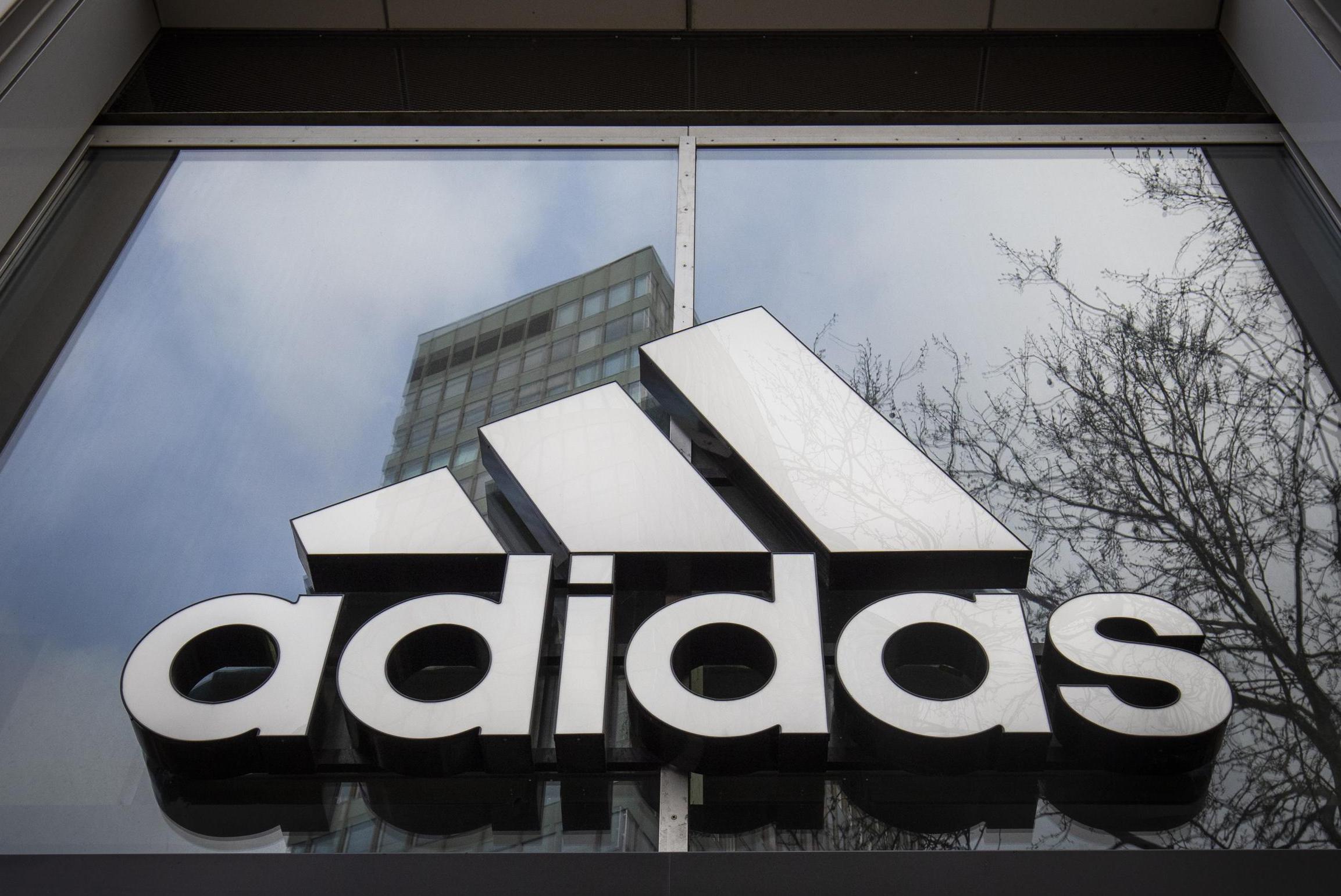 Adidas krabbelt en staakt verzet tegen strepen van Black Lives Matter | Nieuwsblad Mobile