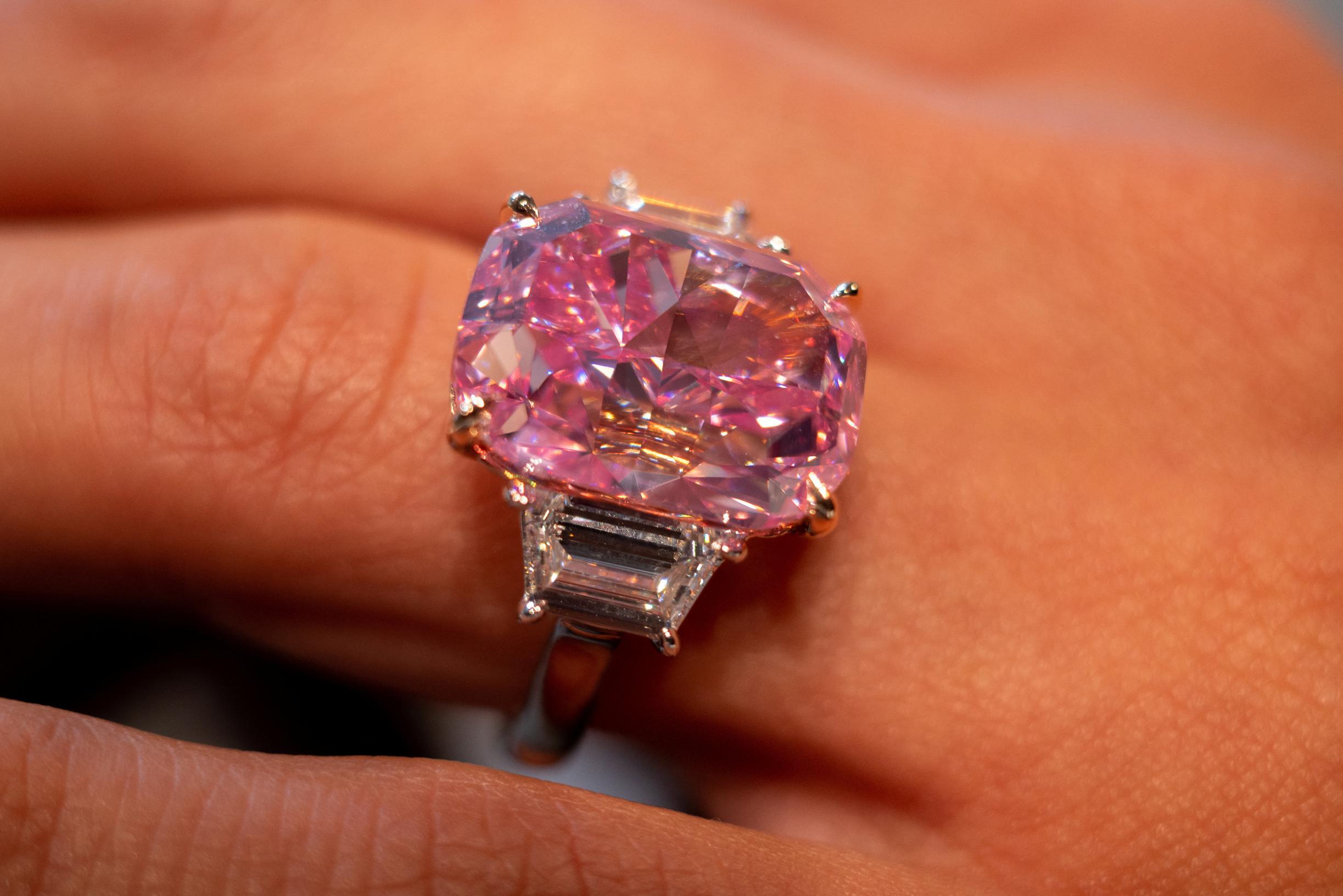 Afkorten Hen Isoleren Zeldzame roze diamant wordt geveild voor meer dan 32 miljoen euro | Het  Nieuwsblad Mobile