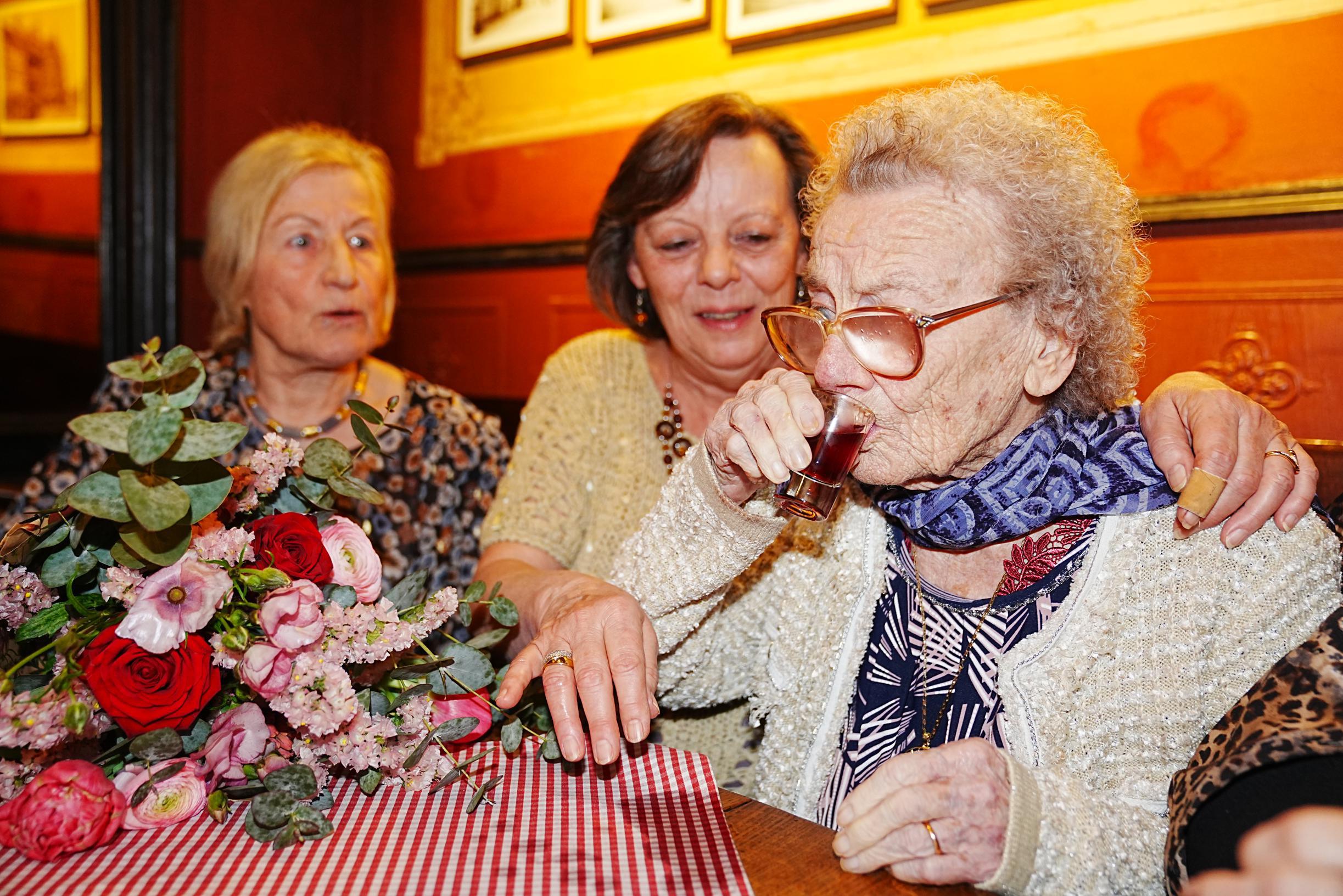 Marie-José viert 95ste verjaardag met een druppel in haar stamcafé “Ik geniet van het leven” (Gent) Het Nieuwsblad Mobile