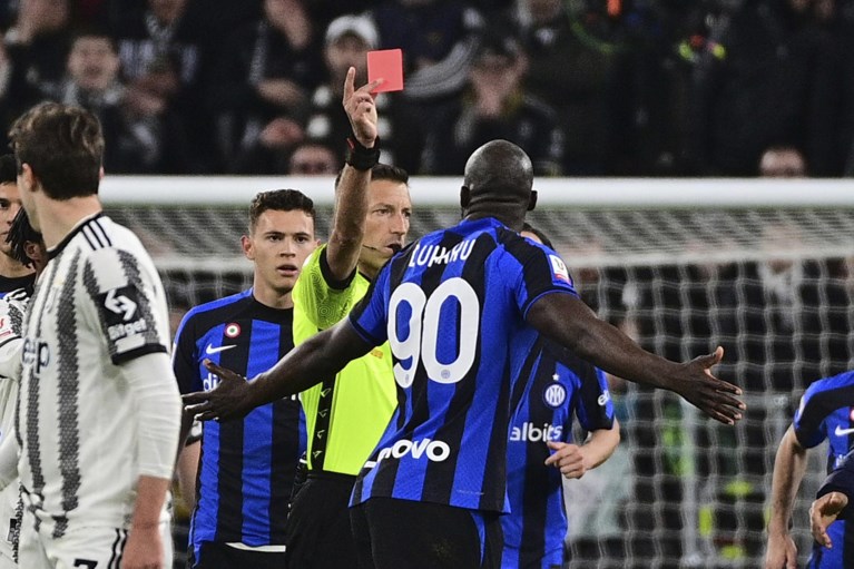 Substitute Romelu Lukaku saves Inter in extremis from the spot against Juventus, but receives a second yellow card after provocation towards fans