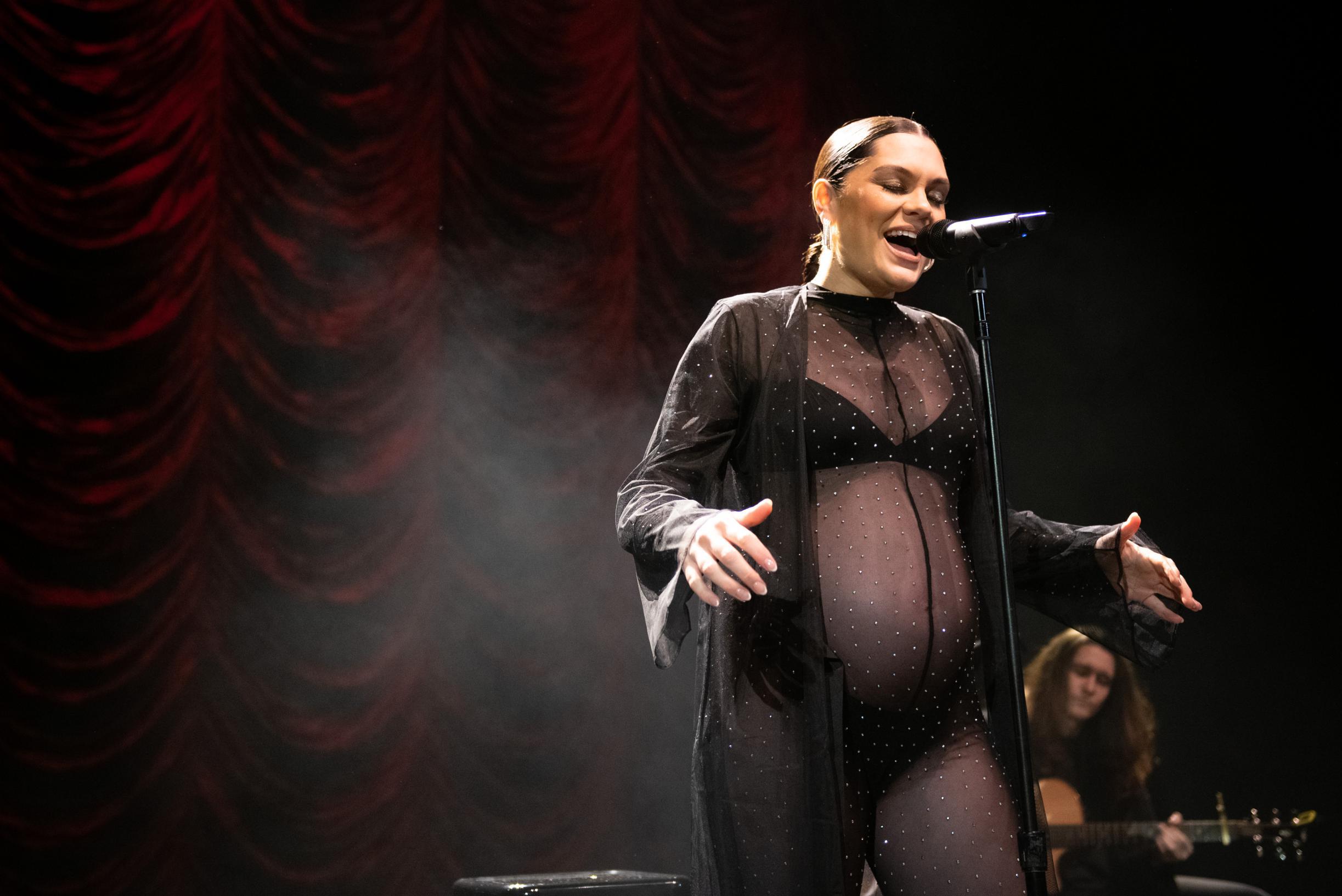 Jessie J gaat volledig naakt en deelt opvallende foto van zwangere buik |  Het Nieuwsblad Mobile