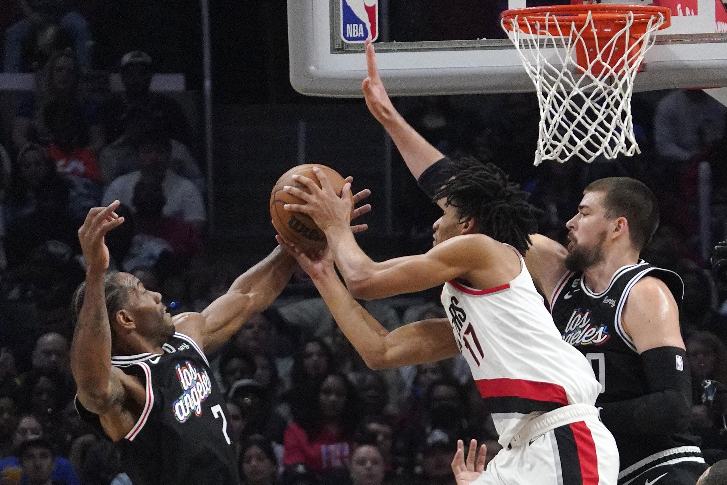 VIDEO. Nikola Jokic steelt de show met onorthodoxe no-look pass, Clippers en Timberwolves boeken belangrijke overwinningen in NBA