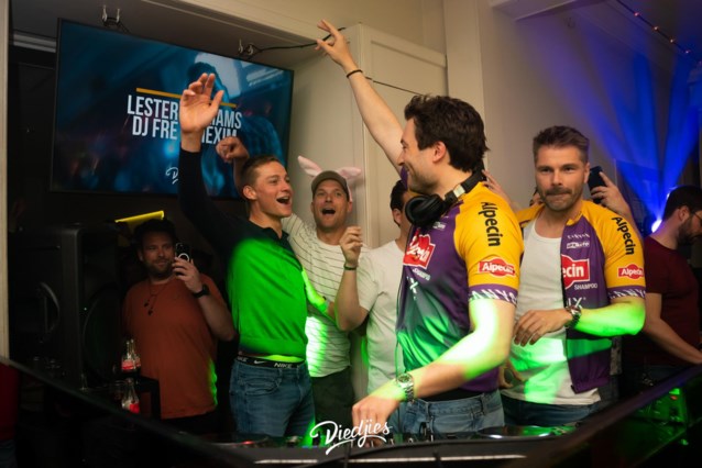 Scatenarsi dopo la vittoria: Mathieu van der Poel festeggia la vittoria a Roubaix con i compagni di squadra al cornicione della discoteca con Kobi Elsen e Victor Verholst (Corney)