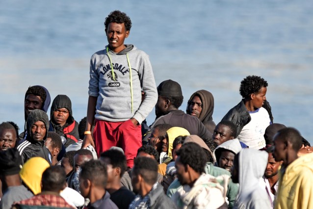 La Guardia Costiera italiana tenta di soccorrere 1.200 persone a bordo di due pescherecci nel Mediterraneo