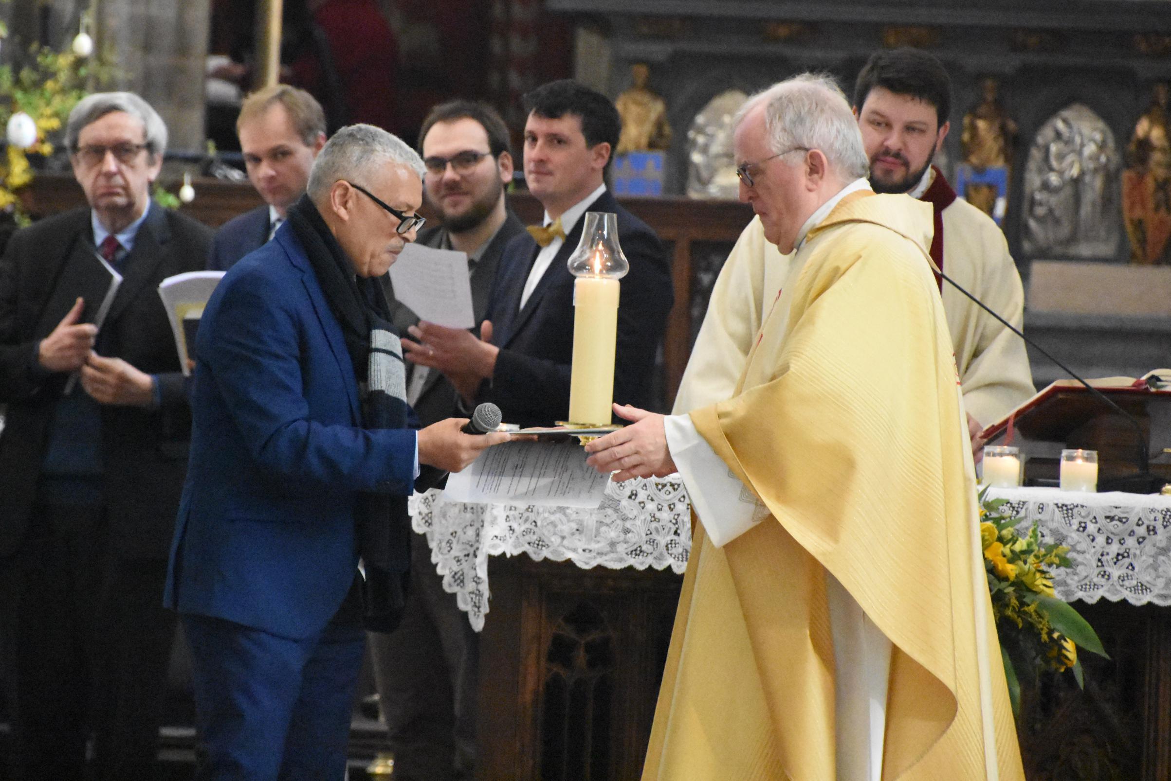 Moslims vieren Pasen mee in basiliek, katholieken schuiven volgende week aan in moskee “We zijn meer verbonden dan sommigen denken” (Halle) Het Nieuwsblad Mobile foto