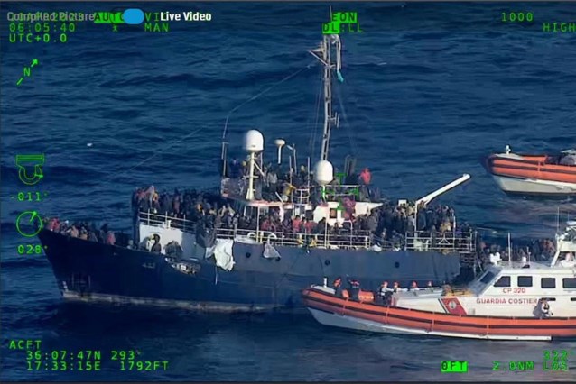 Barca con 400 migranti alla deriva nel Mar Mediterraneo, Guardia Costiera italiana in viaggio