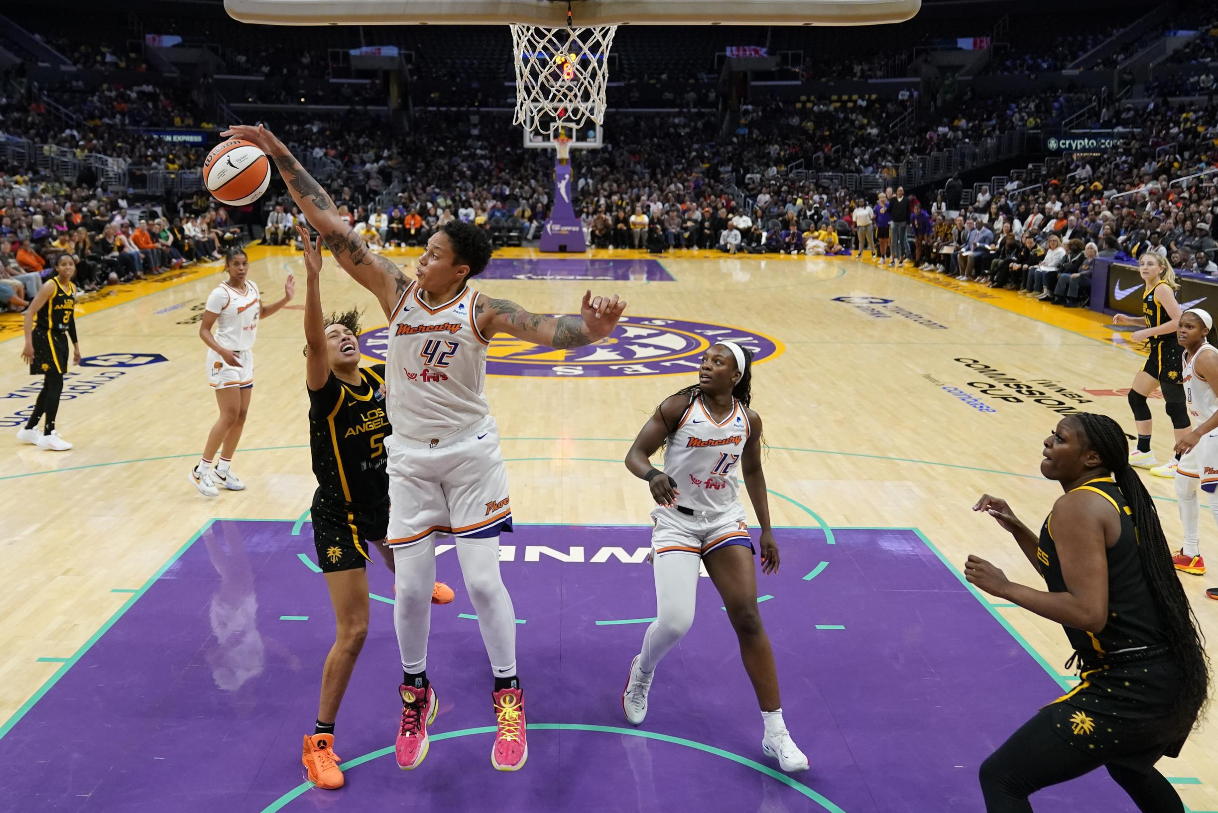 Sterke Brittney Griner bij comeback in WNBA,  Ann Wauters wint met Chicago Sky