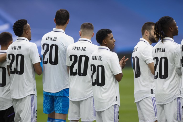 IN BEELD. Iedereen nummer 20: Thibaut Courtois en co steunen Real-ploegmakker Vinicius Jr na racisme-rel