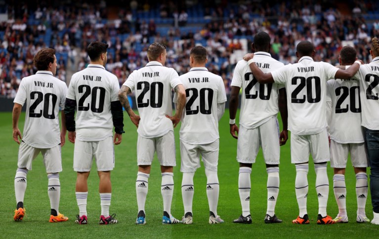 IN BEELD. Iedereen nummer 20: Thibaut Courtois en co steunen Real-ploegmakker Vinicius Jr na racisme-rel