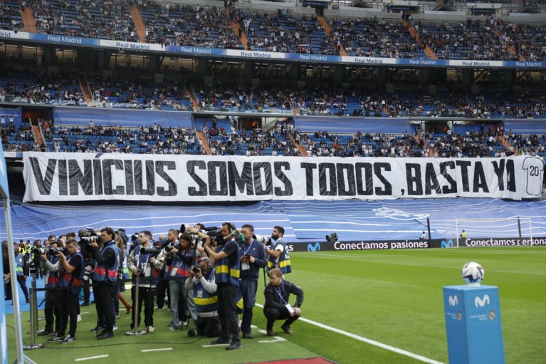 IN BEELD. Iedereen nummer 20: Thibaut Courtois en co steunen Real-ploegmakker Vinicius Jr na racisme-rel