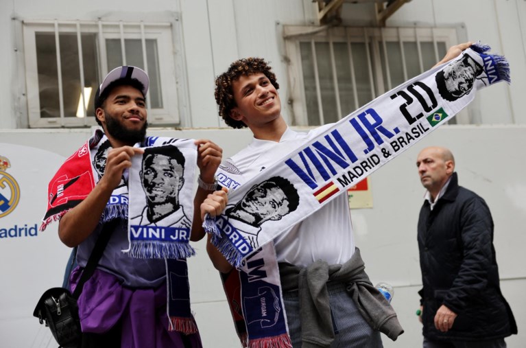 IN BEELD. Iedereen nummer 20: Thibaut Courtois en co steunen Real-ploegmakker Vinicius Jr na racisme-rel